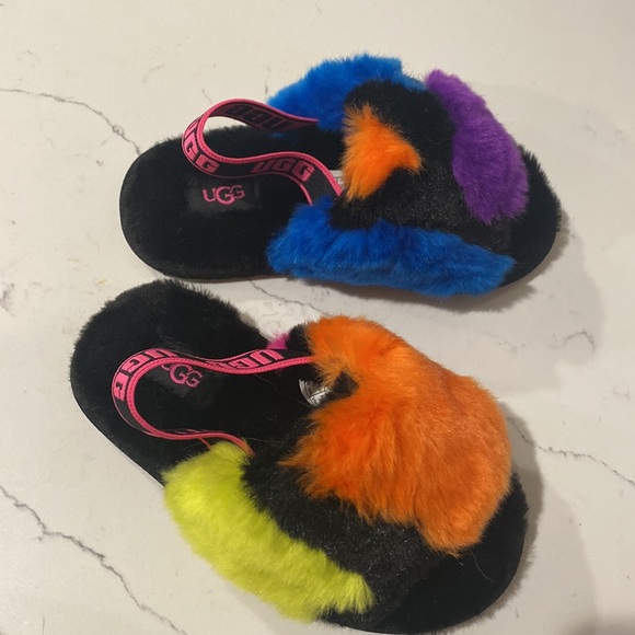 {UGG} Toddler Slippers - Picture 2 of 6
